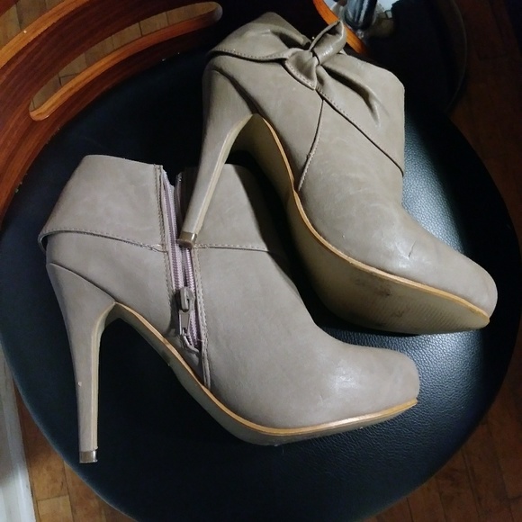 Practically New, worn once,Excellent condition - Picture 4 of 7